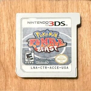 Nintendo 3DS Game Cartridge - White and Gold